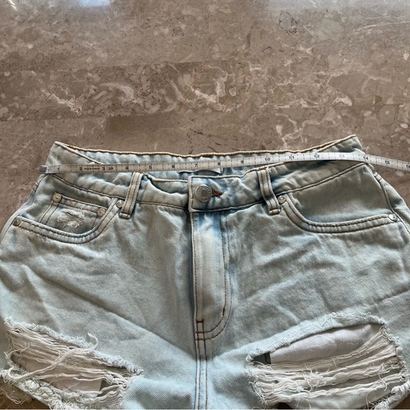 Urban basics light wash distressed jean shorts with pockets size 5 - Picture 7 of 7